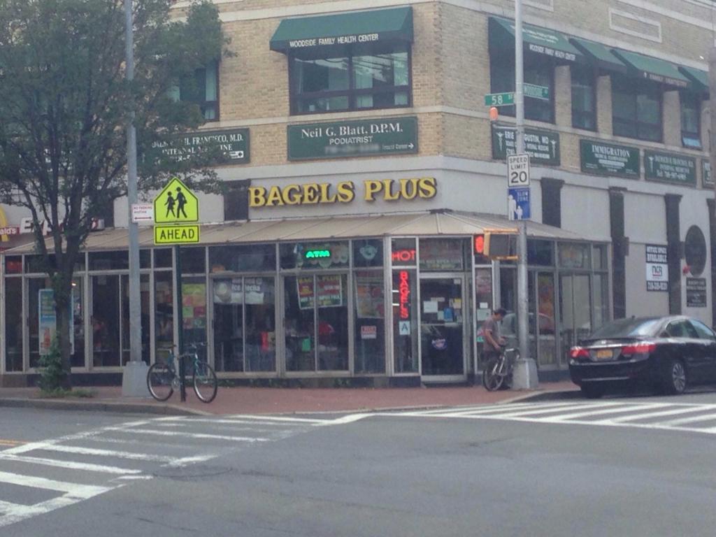 Bagel Plus, situé à Woodside, NY 11377 Foodporn by The Foodporn Group